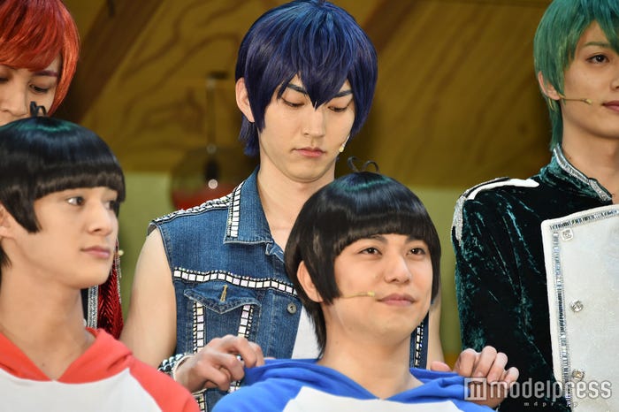 カラ松のフードのポジションを整えるカラ松 (C)モデルプレス