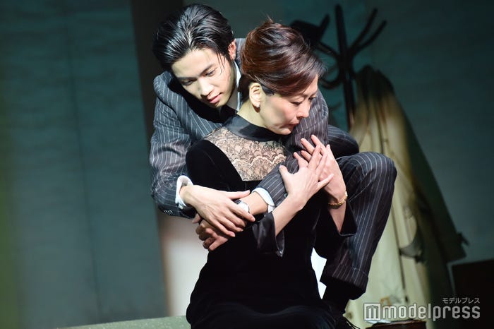 そっと抱き寄せる神宮寺勇太、中山美穂/「葵上」ゲネプロより (C)モデルプレス