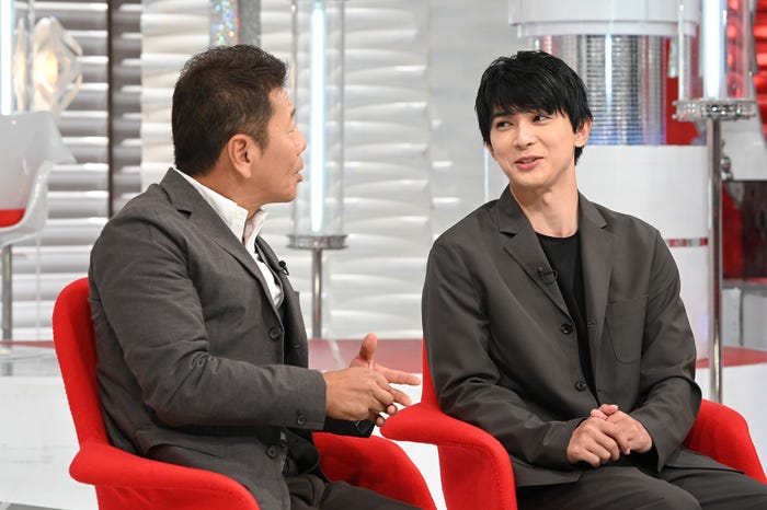 上田晋也、吉沢亮(C)日本テレビ