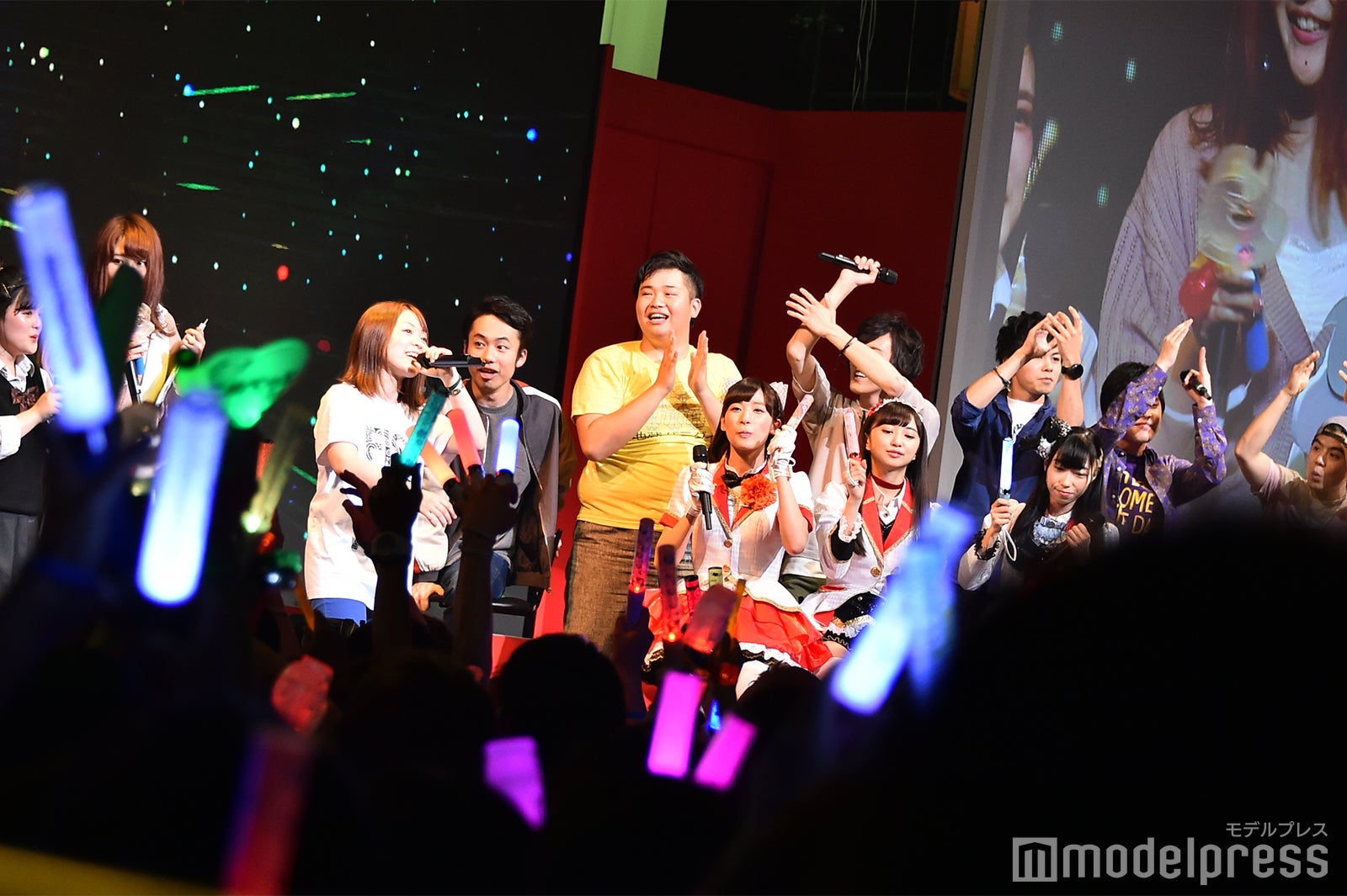 イベントの様子／熱唱するファン（左）とFischer’s （C）モデルプレス