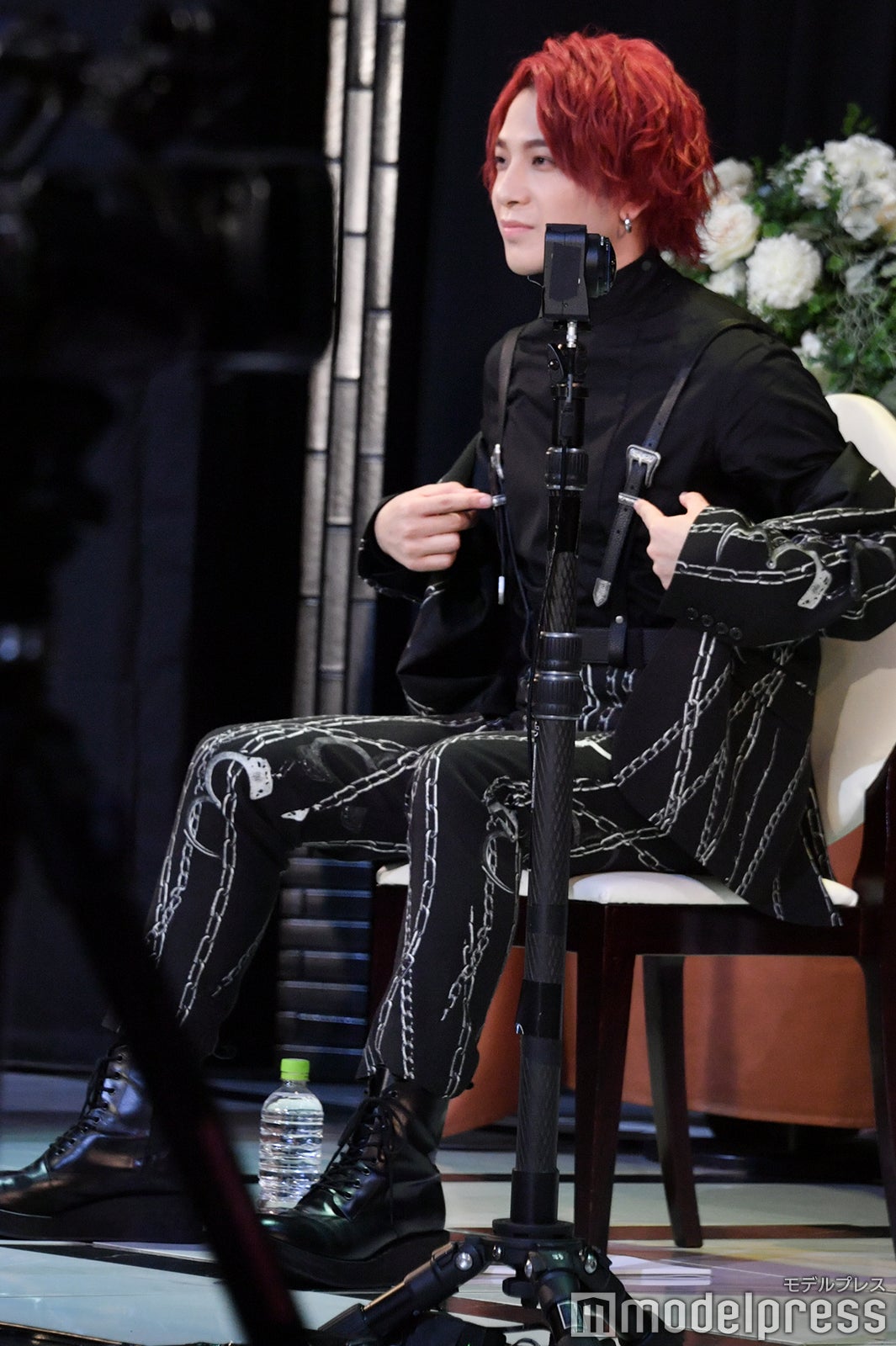 「GYAO!」にて配信された「OWV グループ結成記念生配信特番」より／衣装についてファンから質問を受けサスペンダーを見せる本田康祐（C）モデルプレス