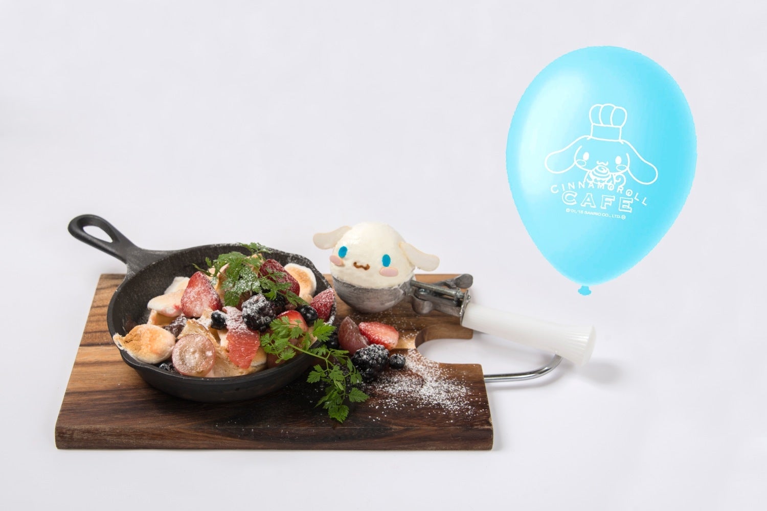 雲がとろけちゃうシナモンのワッフルプレート～風船付き～1,490円（税抜）※15周年記念メニュー（C）2001, 2018 SANRIO CO., LTD． APPROVAL NO．SP581543