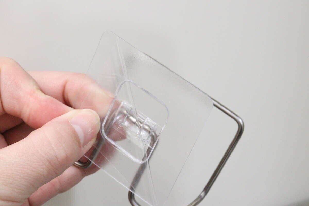 粘着式ステンレススポンジホルダー　剥離紙をはがす