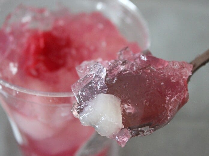 桃のシロップ漬けや寒天など、さまざまなパーツが