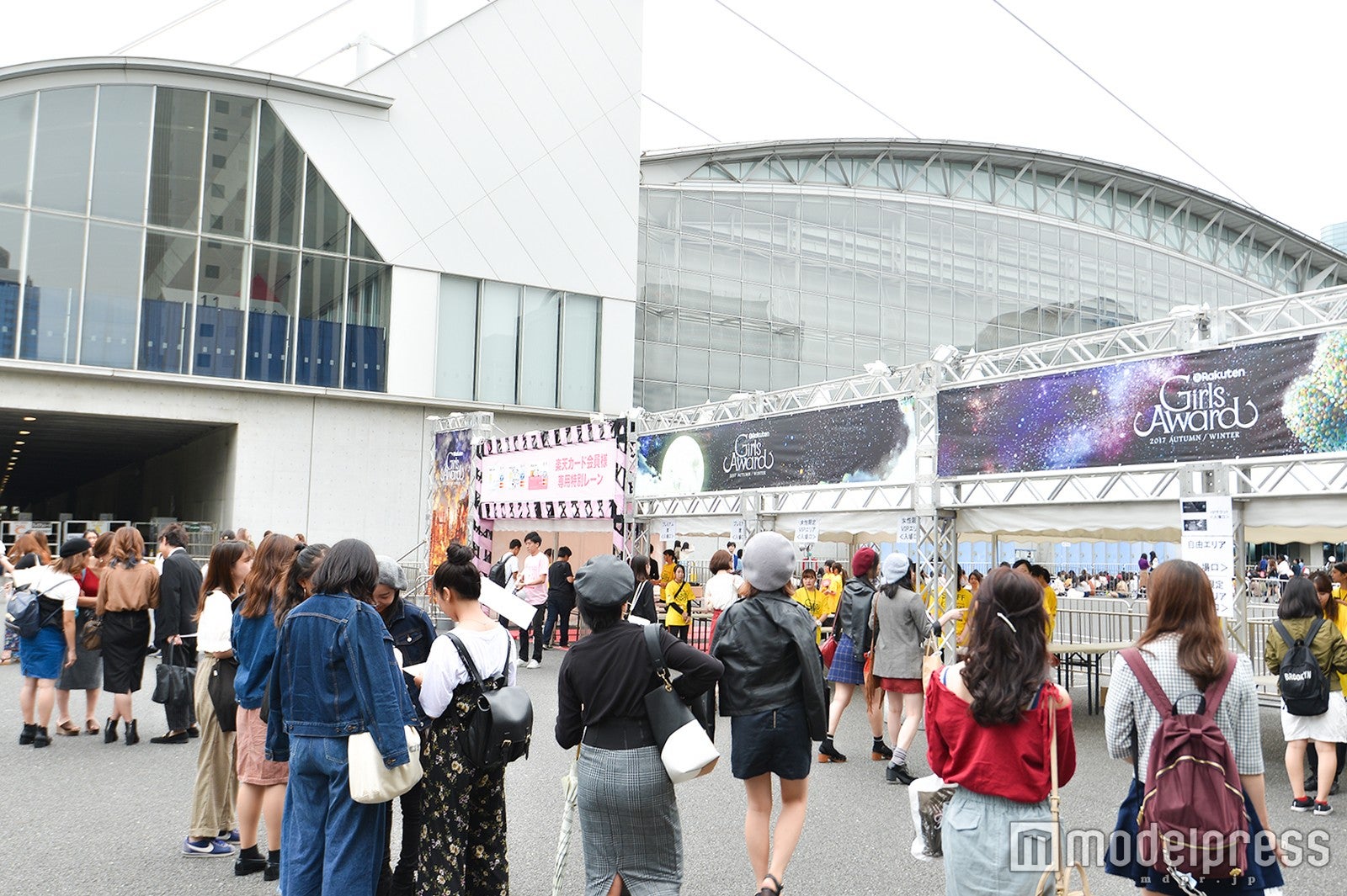 中村アン、ビビットコーデ＆かきあげヘアでオーラ全開 3万人魅了