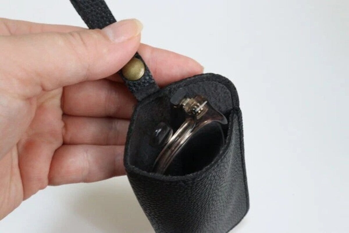 ダイソーの取っ手付ソフトメガネケースのブラック