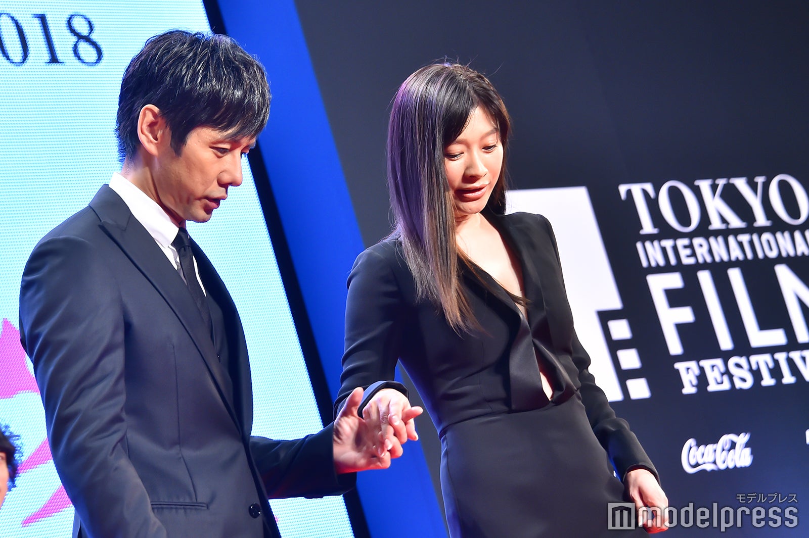 西島秀俊、篠原涼子をエスコート （C）モデルプレス