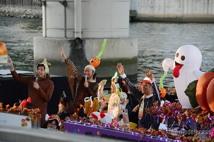 バンビーノ率いる仮装集団