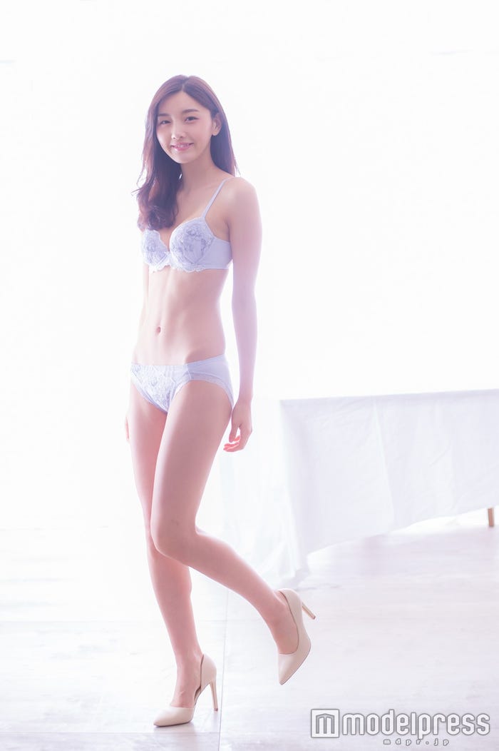 静麻波(C)モデルプレス