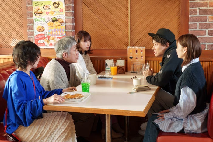 (左から3番目)山田愛奈(提供写真)