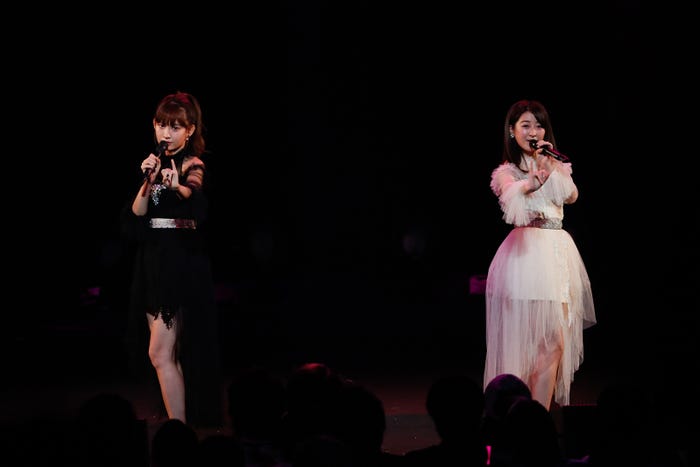 小嶋陽菜、伊豆田莉奈「AKB48グループ同時開催コンサートin横浜~来年こそランクインするぞ決起集会~」(C)AKS