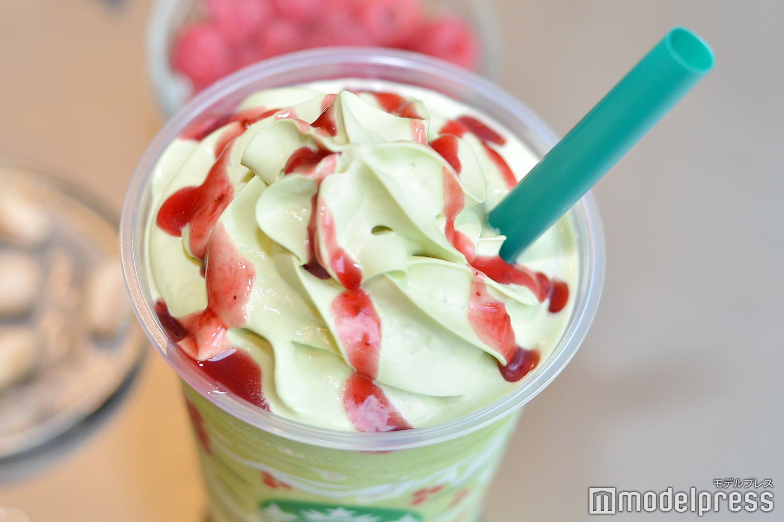 ピスタチオのホイップクリームにラズベリーソースをON （C）モデルプレス