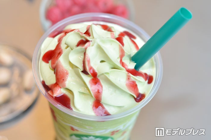 ピスタチオのホイップクリームにラズベリーソースをON （C）ビューティーガール