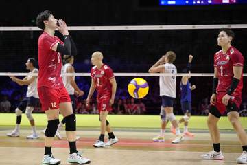 石川祐希、高橋藍が呆然 日本、米国とフルセット死闘も惜敗で2大会ぶり決勝進出ならず 2-1から悪夢の逆転負けで破竹連勝ストップ 石川「非常に悔しい」高橋「まだまだ力不足」