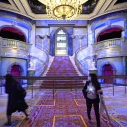 TDL「美女と野獣」の世界再現 新エリアを報道陣に公開