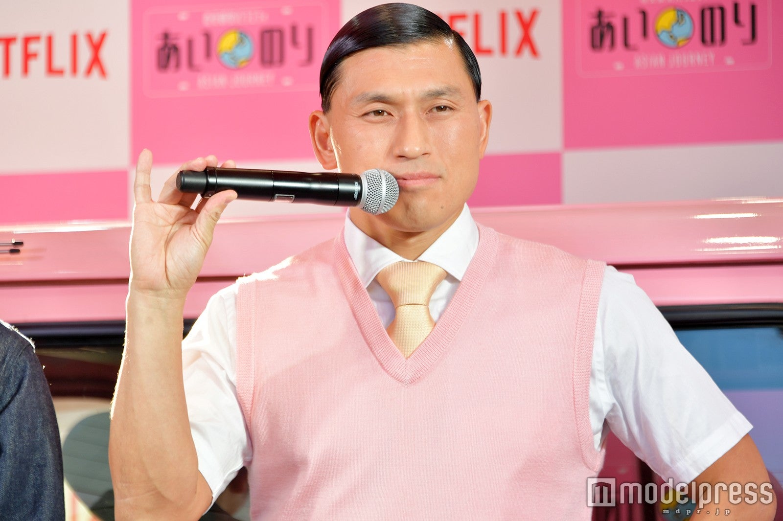 マイクを松山千春持ちをするも突っ込まれない春日俊彰 （C）モデルプレス