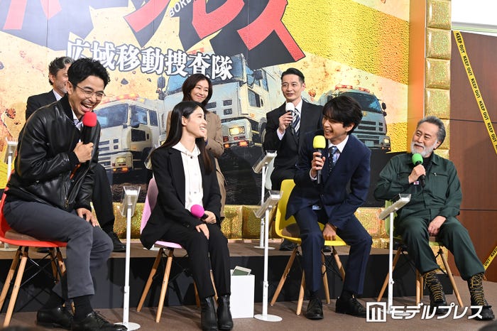 先輩・井ノ原快彦のことをスムーズに「イノッチ」と呼べない佐藤勝利/(上段左から)横田栄司、優香、田中幸太朗(下段左から)井ノ原快彦、土屋太鳳、佐藤勝利、北大路欣也(C)モデルプレス