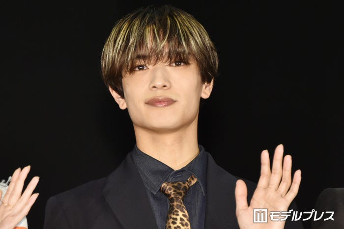 大橋和也の金髪メッシュを引き継いでみたが髪がチリチリになった高橋恭平(C)モデルプレス
