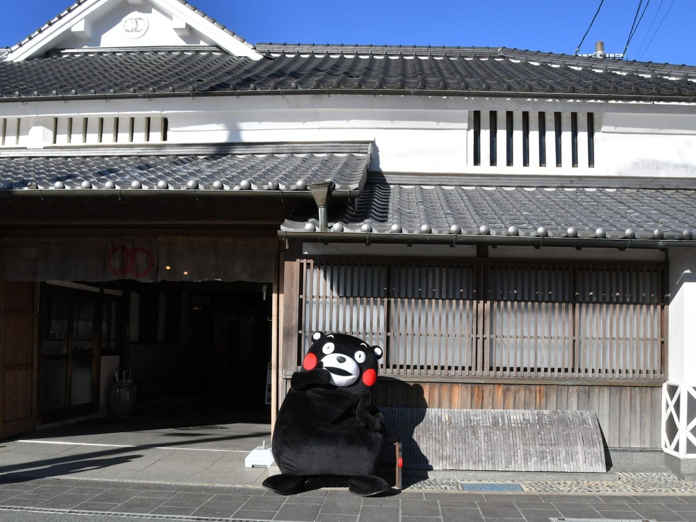 「くまモンベンチ」に座ってひなたぼっこ