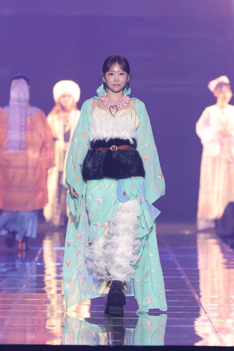 FRUITS ZIPPER・櫻井優衣、オリエンタル風レイヤードの大人ガーリースタイルで魅了
