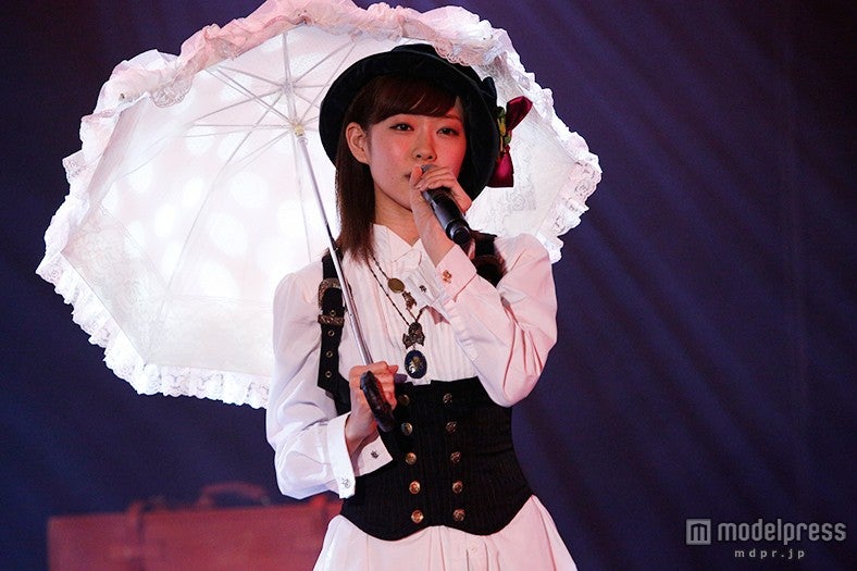 涙をこぼした渡辺美優紀／（C)AKS