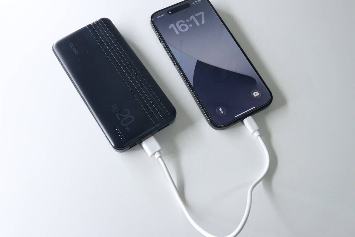 モバイルバッテリーとiPhoneが充電ケーブルで繋がれている様子