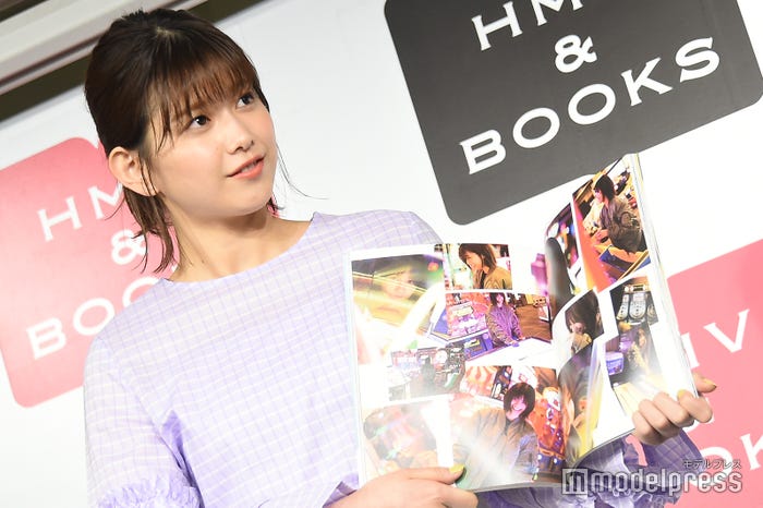 お気に入りカットを説明する渡邉理佐(C)モデルプレス