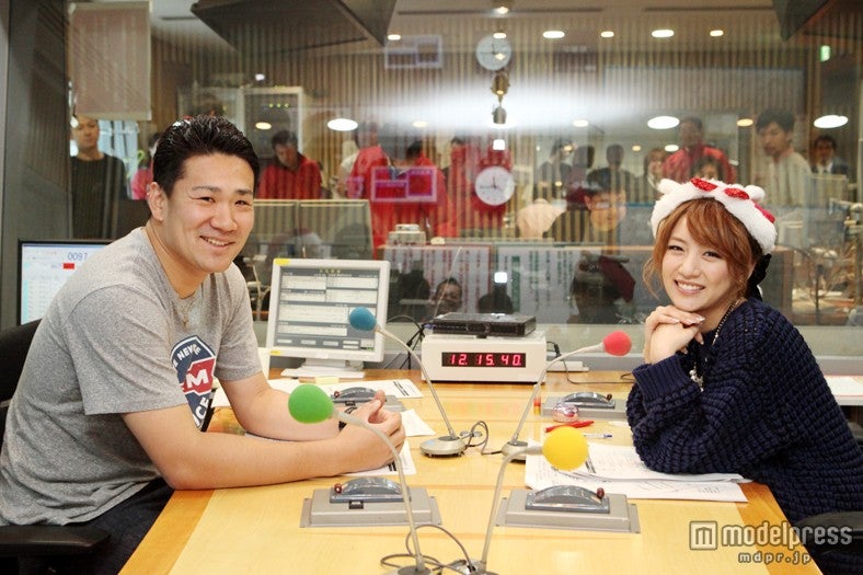 【左から】プロ野球・東北楽天イーグルスの田中将大投手、高橋みなみ