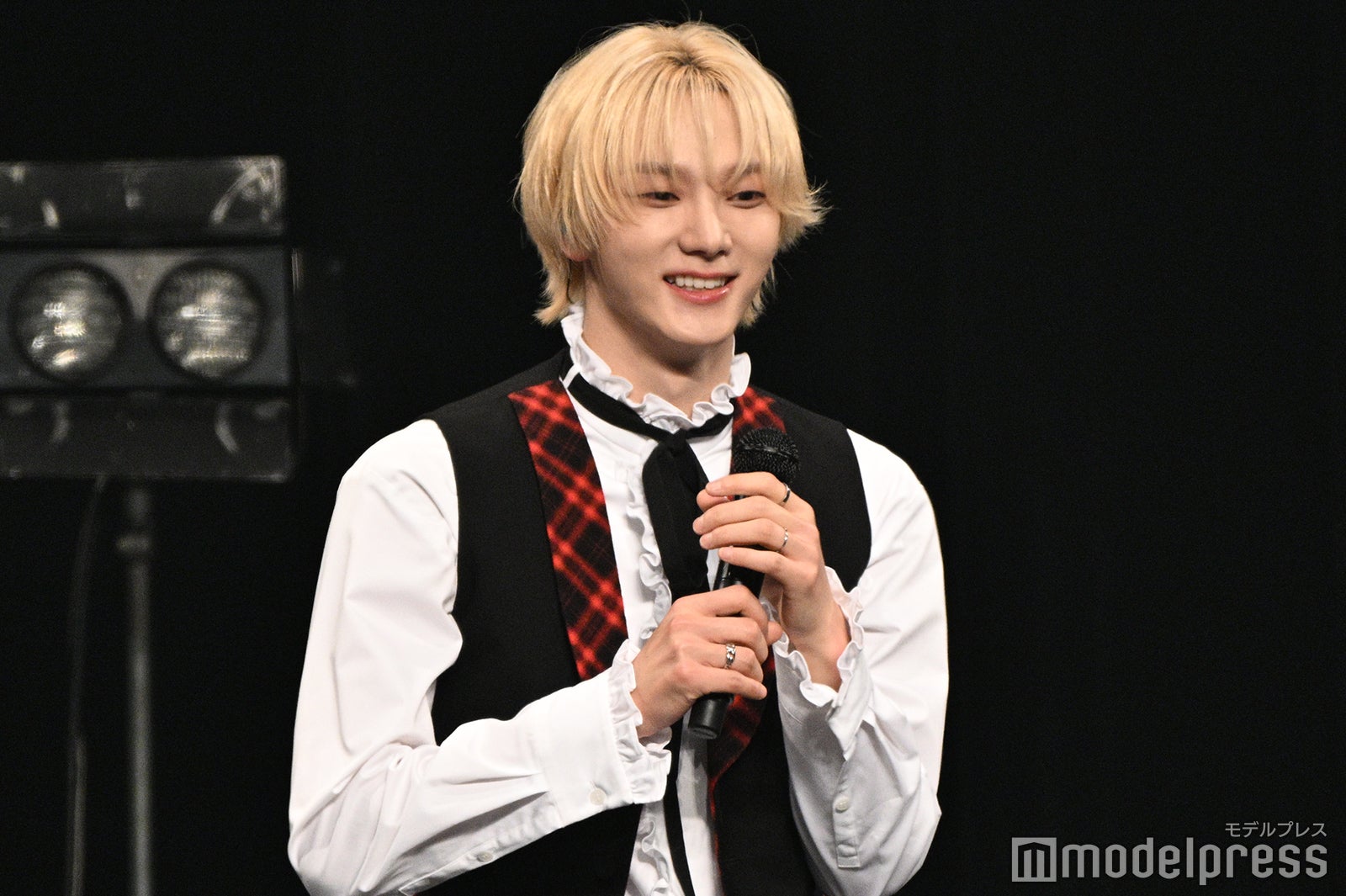 笑顔がこぼれるSUNGHO（ソンホ）（C）モデルプレス