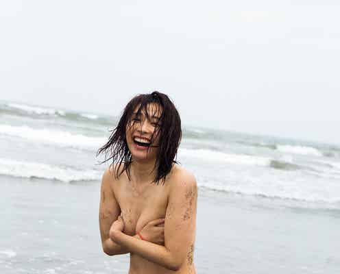 山崎真実、手ブラショットがSEXY ふんわりバスト際立つ