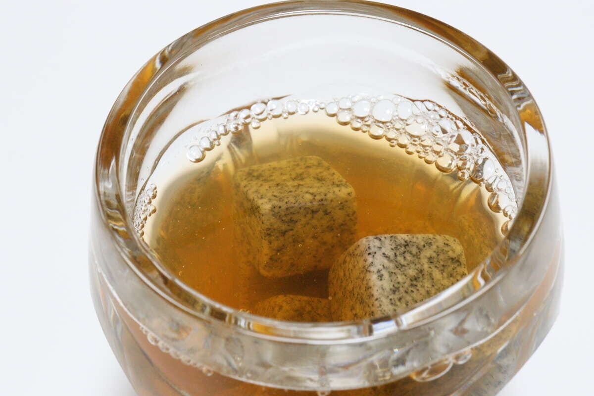 ダイソー ストーンアイスキューブ ダイソーのストーンアイスキューブは飲み物の冷たさをキープできる