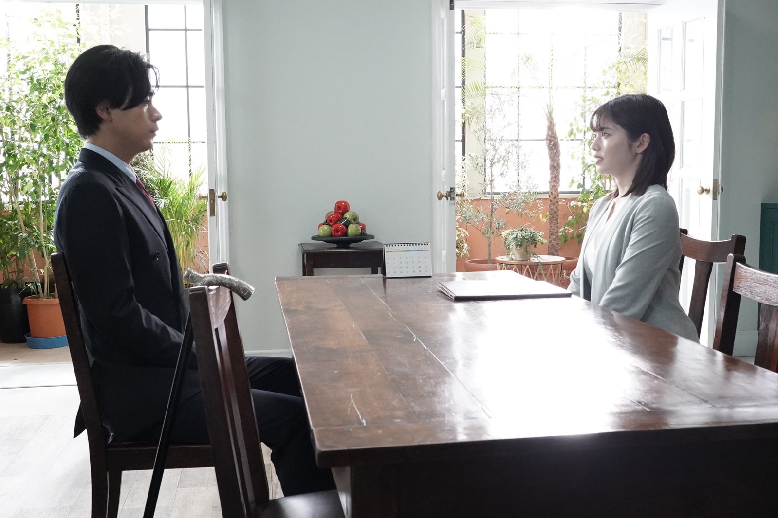 成田凌、小芝風花「転職の魔王様」より（C）カンテレ