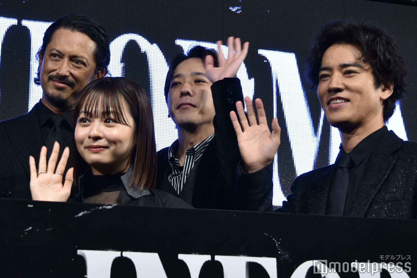 （後列左から）池内博之、一生懸命背伸びをする二宮和也（前列左から）莉子、桐谷健太（C）モデルプレス