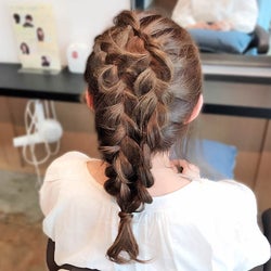 編み目が華やか!おしゃれな編み込みダウンヘアスタイル!ヘアターバンを使ったアレンジも♪