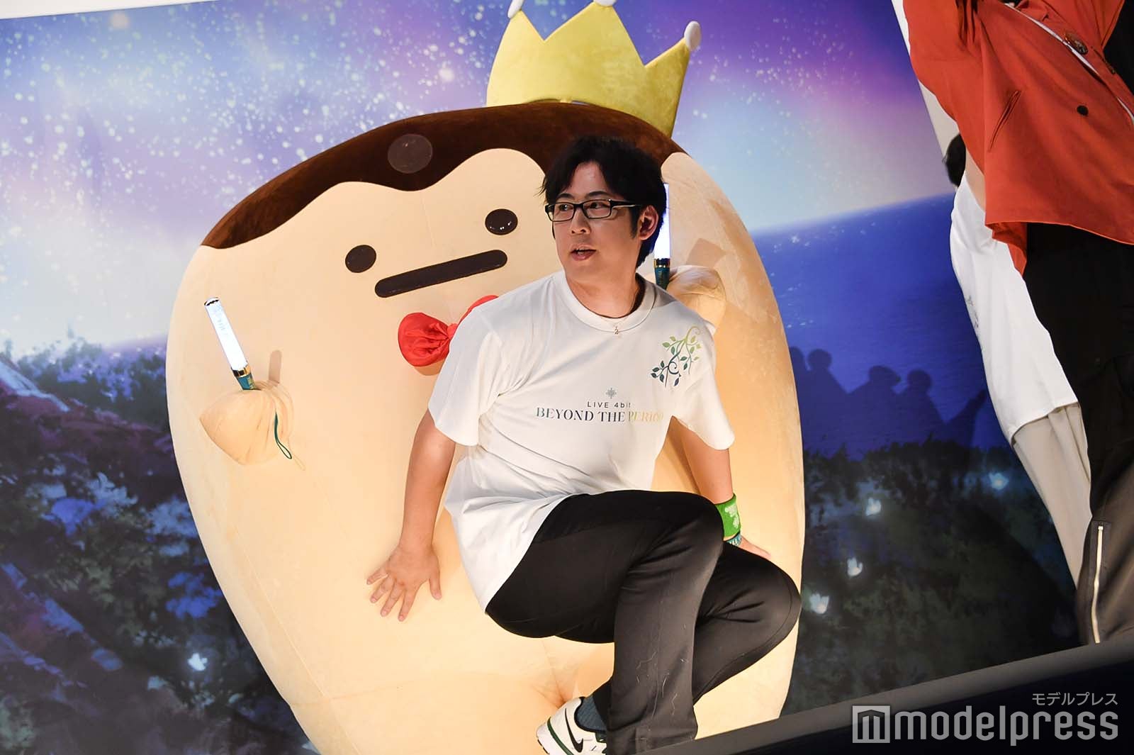 王様プリンの顔を隠さないようにしゃがんで前を通る白井悠介（C）モデルプレス