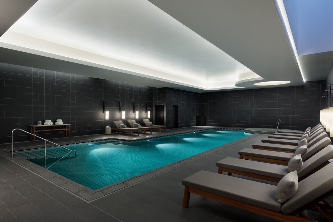 屋内プール／画像提供：マリオット・インターナショナル