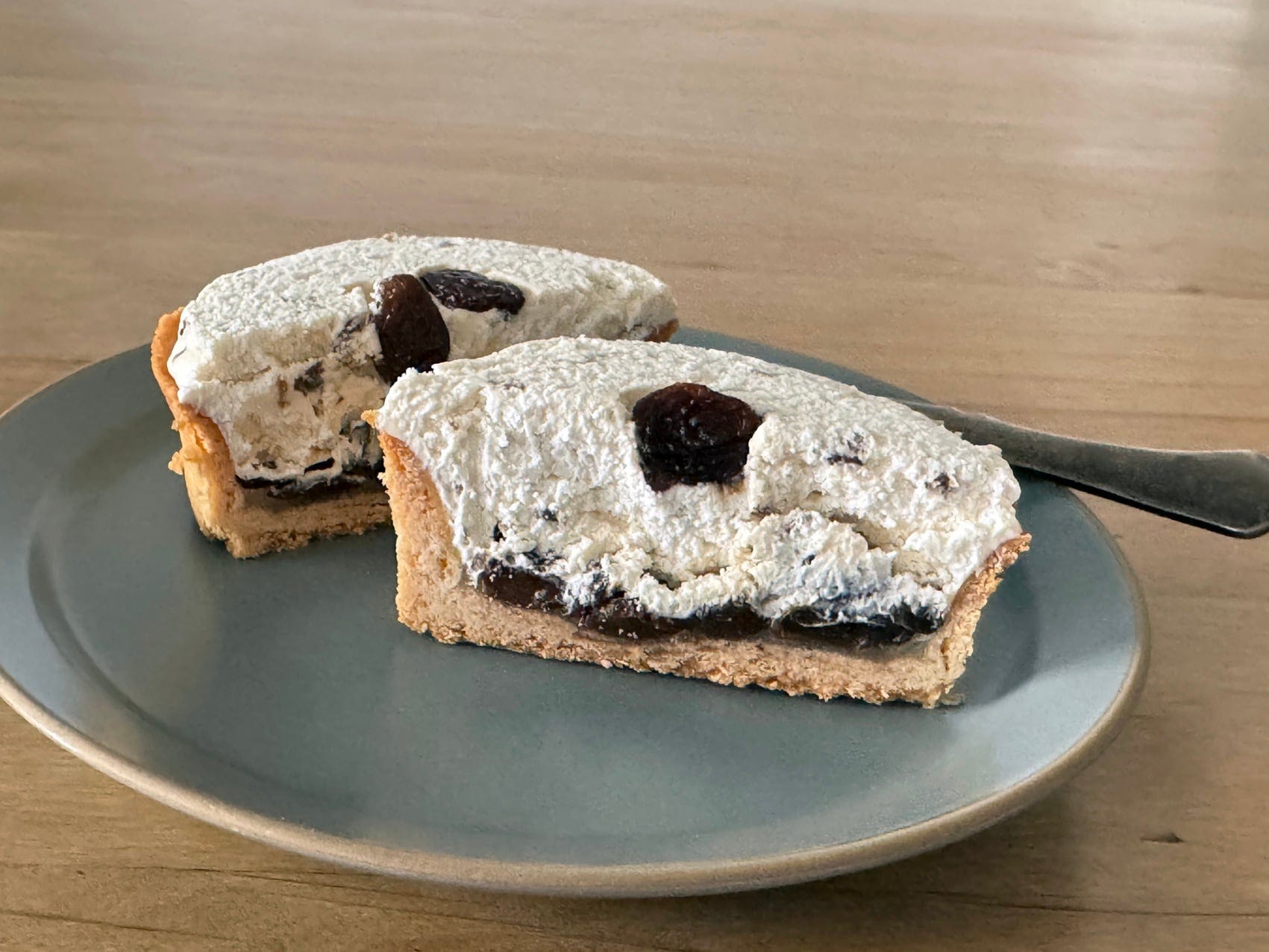 シックな色合いのビジュアルもオトナっぽい「大人のラムレーズンタルト」