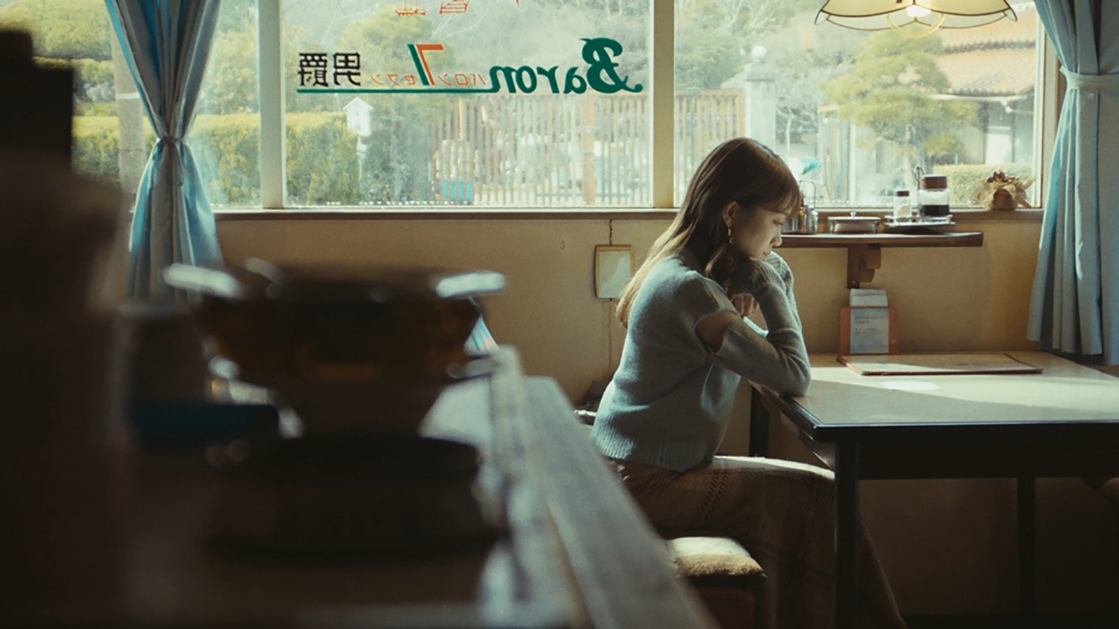 秋元真夏／「僕たちのサヨナラ」Music Videoより（提供写真）