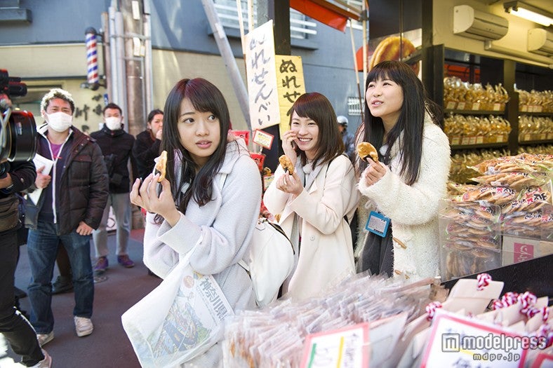 場面カット／（前から）木崎ゆりあ、川栄李奈、西野未姫