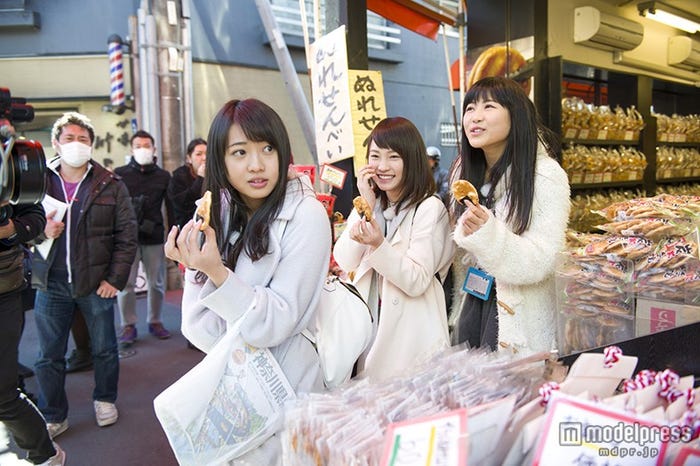 場面カット/(前から)木崎ゆりあ、川栄李奈、西野未姫