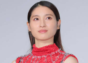 土屋太鳳「毛玉いっぱいだけれど」 黒カーディガンあったかコーデで仕事始め報告「親近感湧いてきます」