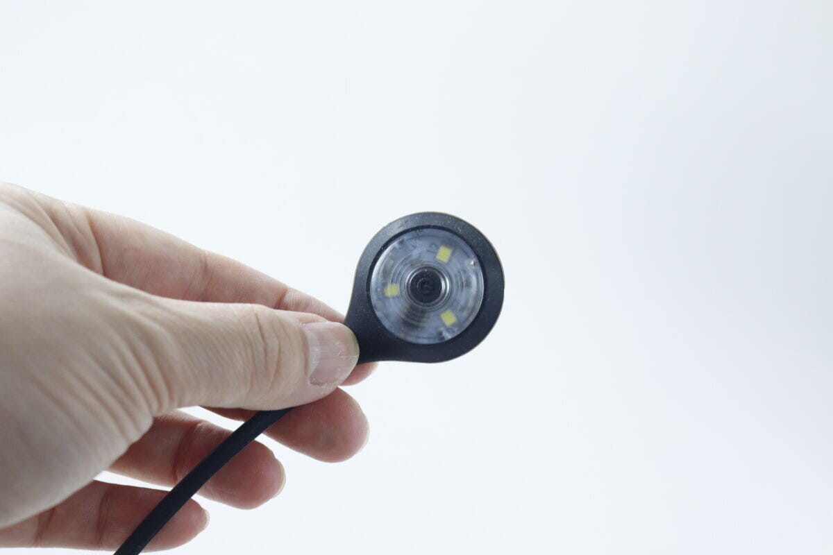 手のひらに乗せたストラップライトの表面、LEDライトが見える