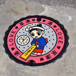 草津温泉の公式キャラクター・ゆもみちゃんのマンホール/(一社)草津温泉観光協会