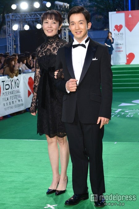 （左から）安里麻里監督、浅利陽介