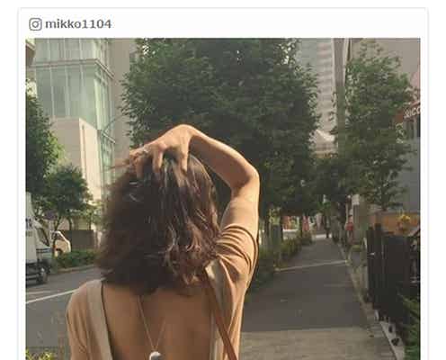 矢野未希子の“背中ネックレス”にドキッ ゆらゆら揺れて美背中強調