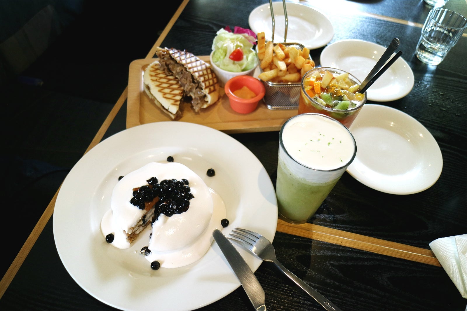 ビーフパニーノセット300TWD、フルーツティー180TWD／画像提供：所属事務所