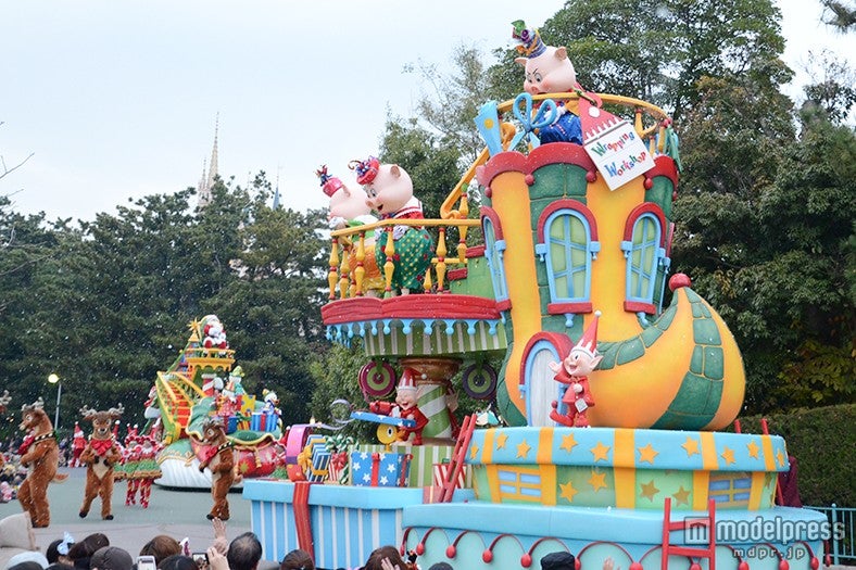 クリスマスプレゼントを包装しているラッピング工房