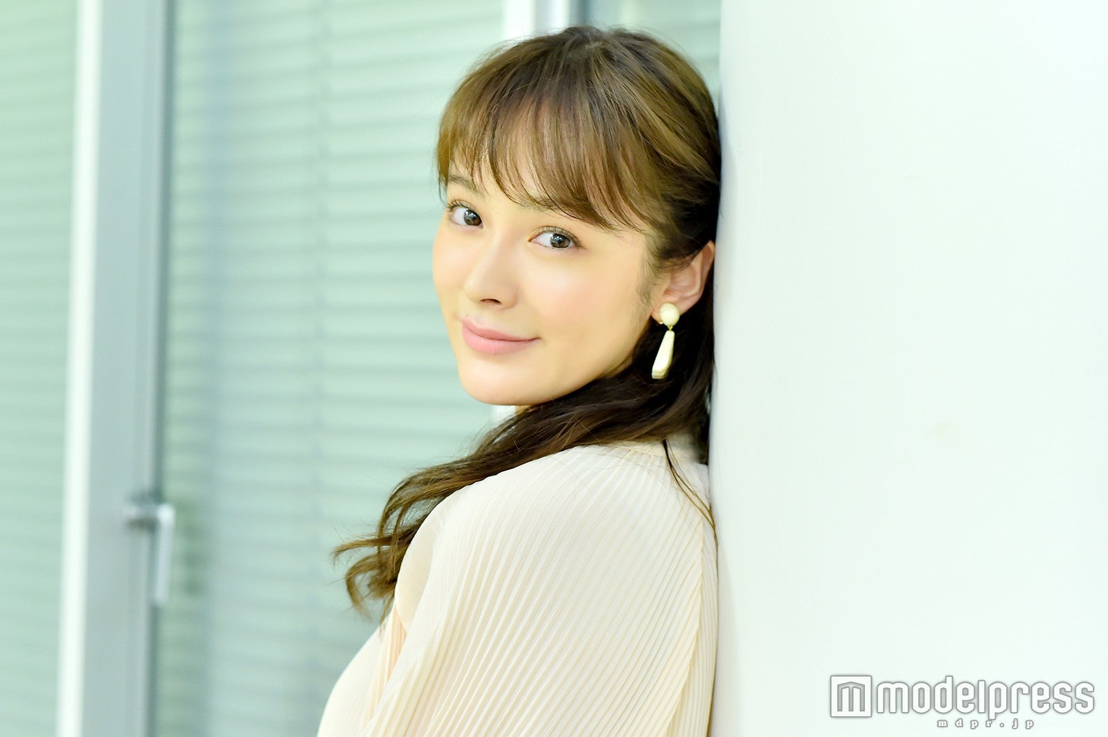 貫地谷しほり、浮気調査に興味津々？「探偵気分になれそう」キスマイは新企画で“モテ芸人軍団”と対決＜「キスブサ」潜入インタビュー＞