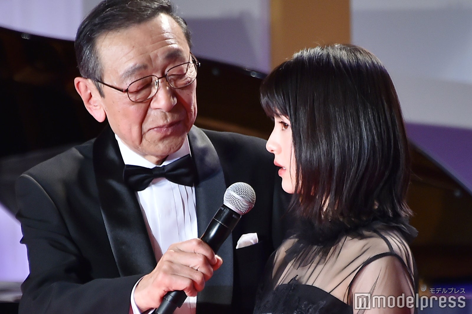 （右）浜辺美波（C）モデルプレス