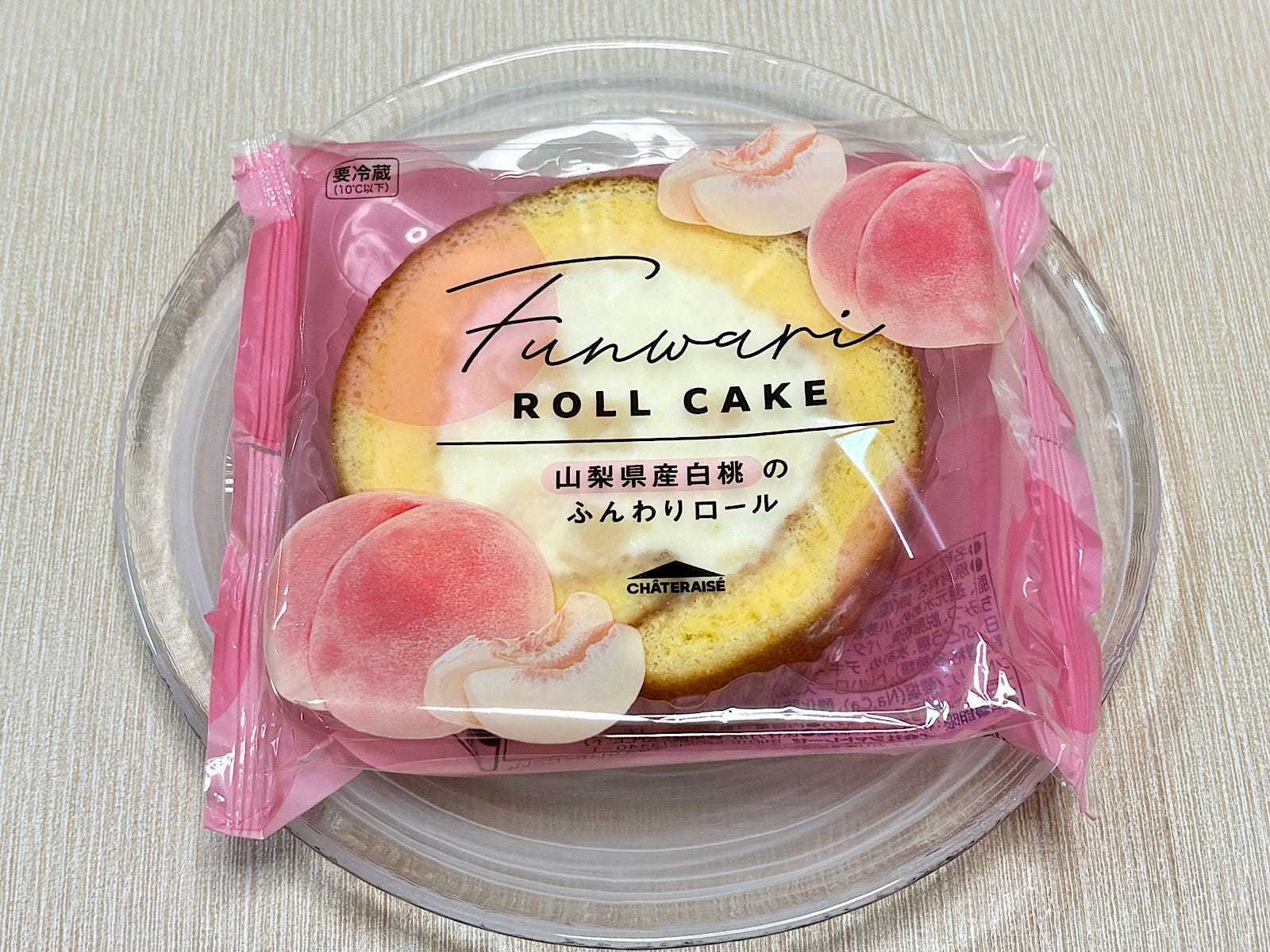 「山梨県産白桃のふんわりロール」194円(税込)